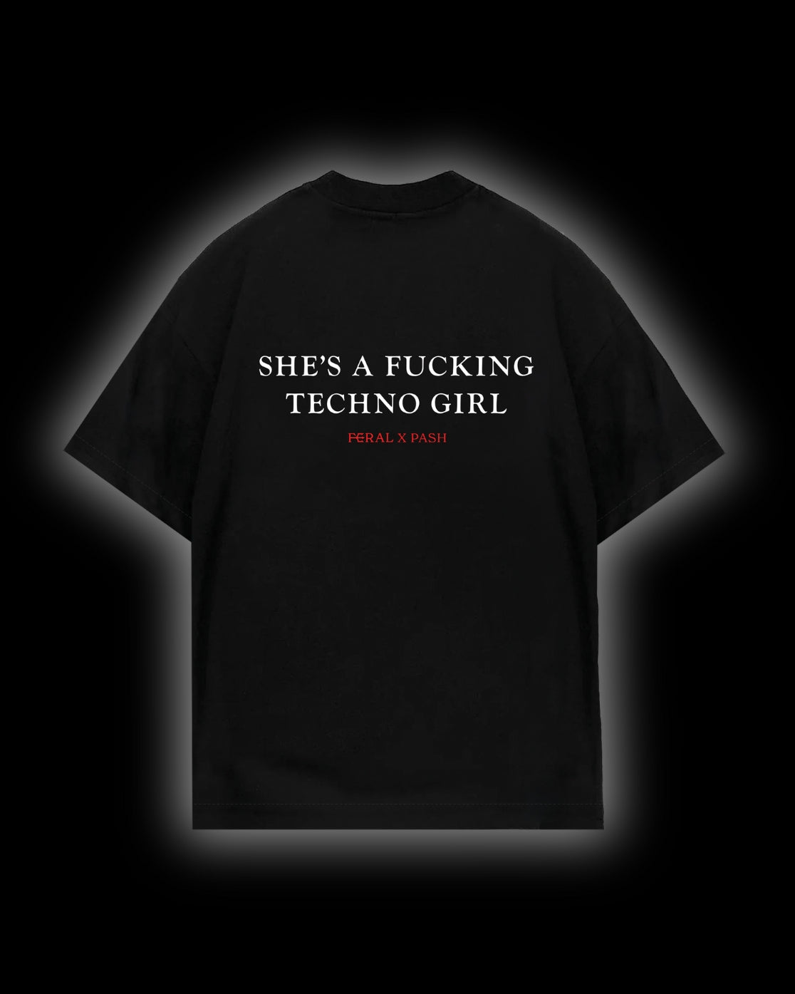 T-Shirt mit der Aufschrift „SHE'S AF***ING TECHNO GIRL“.