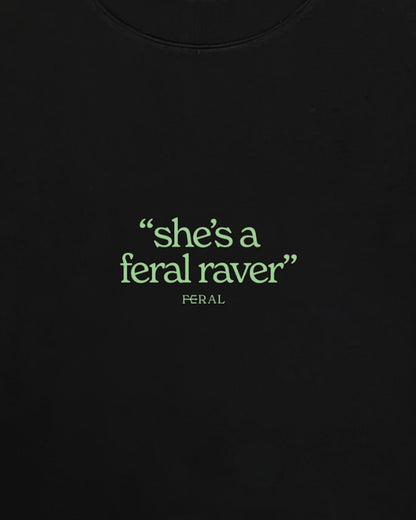 T-Shirt „SHE'S A FERAL RAVER“.